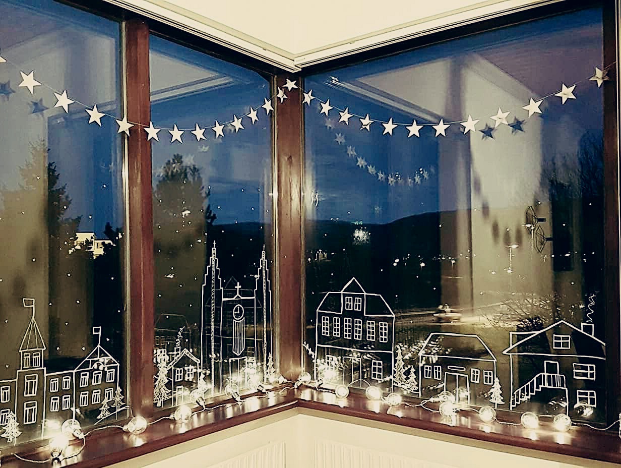 Как красиво украсить окно к Новому году: простые идеи своими руками