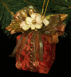 Подарочный коробок с декором из цветов, темно-розовый бархат TLN1218
